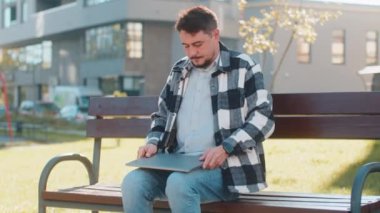 Kafkasyalı serbest çalışan, internette uzak bir işte çalışan, dizüstü bilgisayarlı, şehir sokaklarındaki internet sitelerinde takılan internet sohbetleri yapan bir adam. Netbook ekranı kullanan mutlu adam film izleyen mesajlar gönderiyor.
