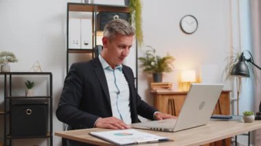 Kafkas genç iş kadını ofis masasında dizüstü bilgisayarda çalışıyor çalışanla online iletişim videosu görüşmesi yapıyor, patron. Bilgisayar webcam görüntülerine bakan yönetici destek servisleri.