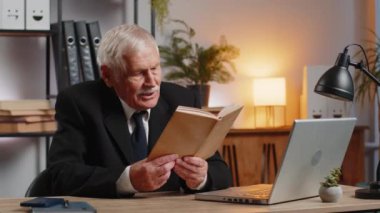 Sıkılmış Kafkasyalı kıdemli işadamı kitap, edebiyat okuyor, işten sonra dinleniyor. Büyükbaba takım elbiseli serbest çalışan, dizüstü bilgisayarlı, ofis masasında kafa kafaya dinlenen adam. İş adamları.