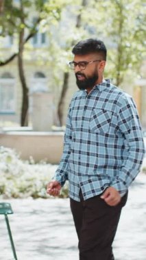 Hintli sakallı adam başarıyı kutluyor gol başarısını kutluyor iyi haber piyango piyango kumarhanesi açık hava zafer kariyeri. Şehir sokağındaki İspanyol adam. Kasaba yaşam tarzları. Dikey