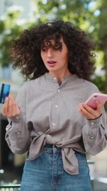 İnternetten alışveriş yapmaya çalışan bir kadının kredi kartıyla ödeme yapması şok edici. Bankanın reddetme problemini satın alan sinirli turist kız para dengesi eksikliği iflas etti. Dikey