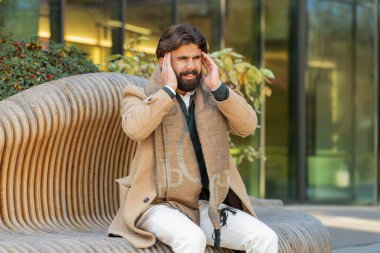 Şehir merkezindeki caddede hasta Arap bir adam baş ağrısı çekiyor. Genç turist alnına ve şakaklarına bina karşısında masaj yapıyor. Migrenden muzdarip üzgün sakallı iş adamı.