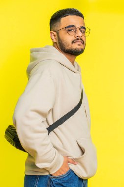 Neşeli, sevimli, mutlu Hintli Hintli adam gülümseyen, mutlu, mutlu, mutlu, kameraya bakan, dinlenme hayali kuran, rahatlatıcı, iyi haberler veren. Sarı stüdyo arka planında izole edilmiş Arap sakallı adam.