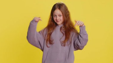 Reklamlara bak, abone ol. Çocukluk çağındaki kız çocuğu aşağıya doğru işaret ediyor, el kol hareketleri yapıyor, reklam ve promosyon bilgileri için yer gösteriyor. Sarı arka planda genç çocuklar
