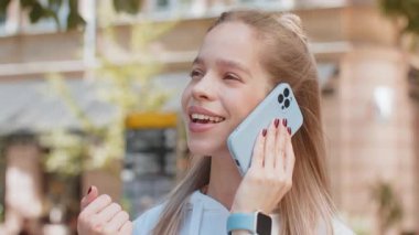 Kafkasyalı kadın turist arkadaşlarıyla uzaktan iletişim kuruyor. Genç kız telefonda konuşuyor. Şehir caddesinde dolaşan beklenmedik iyi haber dedikoduları. Yaşam Tarzları