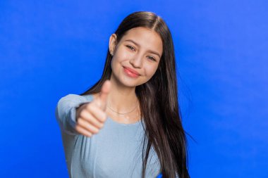 Gibi. Genç bir kadın bir şeye olumlu yanıt veriyor ya da olumlu yanıt veriyor reklamların iyi fikir geri bildirimlerini sevdiğini söylüyor. Mavi stüdyo geçmişinde tek başına oldukça çekici bir kız.