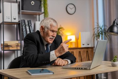 Çatışma anlaşmazlığı pazarlığı. Öfkeli kıdemli serbest çalışan işadamı web kameralı video görüntülü arama yapıyor. Mali raporlama hatasını analiz eden sinirli bir adam konuşuyor..