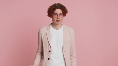 Sırlarımı sakla, sessiz ol. Genç, kendine güvenen bir adam, el ele tutuşup dedikoduları sessizce yayıyor. Pembe stüdyo arka planında izole edilmiş ilginç, gizli bir hikaye anlatan adam. Yaşam Tarzları