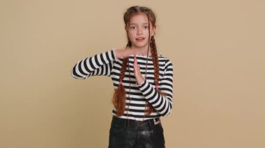 Ergenlik çağındaki bir çocuğun mola verme hareketi, sınır veya dur işareti, baskı yok, daha fazla zamana ihtiyacım var, dinlenmeye, dinlenmeye, yardıma ihtiyacım var. Bej arka planda genç çocuklar