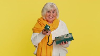 Hey sen, beni ara. Yaşlı bir kadın 80 'lerin sabit telefon hattından konuşuyor. Reklam önerisi, online alışveriş, yardım hattı. Sarı arka planda yaşlı bir büyükanne.