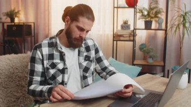 Genç ciddi bir adam evdeki kağıtları kontrol ediyor. İnce baskılı yeni anlaşma okuyor. Derinlemesine inceliyor, bir bankayla sözleşme yapıyor..