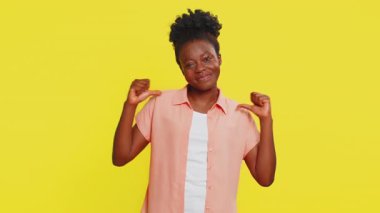 Afro-Amerikalı kadın kendine güvenerek gururunu ve inancını cesur bakışlarla ifade ediyor. Sarı arka plandaki siyah kız özgüven yayıyor. Benzersiz bir kişilik sergiliyor. Güçlü bir hırs.