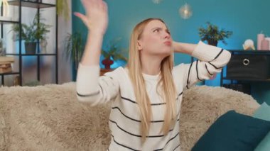 Beyaz kadın kanepe gürültülü komşuların yüksek sesle müzik sesleri çıkararak sondaj yapmaları yüzünden strese girdi. Rahatlamaya çalışıyorum. Sinirli kulaklar. Sessiz, sakin, sakin, rahat, rahatlatıcı bir ortam.