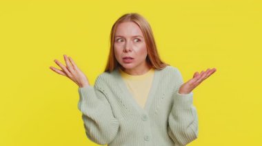 Kim var orada? Tık-tık. Şaşırmış, orta yaşlı bir kadın kapıyı çalıp kimin evde olduğunu soruyor, utanıyor, hiçbir fikrim yok, bilgisiz ve emin değilim. Sarı arkaplanda izole edilmiş kız