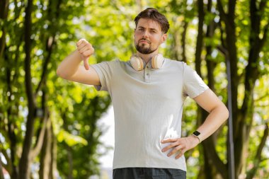 Keyifsiz, mutsuz, ezik koşucu, kötü sonuç veriyor. Sebepsiz, motivasyonsuz, yaya yolunda durmaktan hoşlanmayan, spor arızası, spor arızası, egzersiz yapamayan sporcu, başarısız.