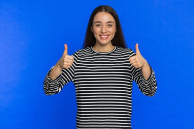 Gibi. Beyaz kadın bir şeyi onaylıyor ya da olumlu cevap veriyor. Reklamlar başarıyı kutlayan iyi bir geri bildirim gibi. Mavi arkaplanda izole edilmiş kız