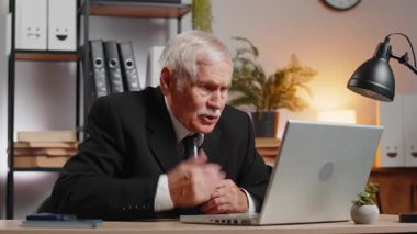 Çatışma anlaşmazlığı pazarlığı. Öfkeli kıdemli serbest çalışan işadamı web kameralı video görüntülü arama yapıyor. Mali raporlama hatasını analiz eden sinirli bir adam konuşuyor..