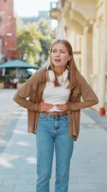 Kafkasyalı genç bir gezgin karın ağrısı ve mide iltihabı geçiriyor. Semptom zehirlenmesi geçiren üzgün turist ishal hazımsızlık peptik ülser pankreatiti şehir sokaklarında.