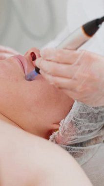 Soyulma, kadın sağlığı, cilt yenilenmesi, cilt bakımı, cilt bakımı, cilt bakımı. Güzellik uzmanı kozmetik uzmanı, fraksiyonel mikronedle mezoterapi kliniği yüz gençleştirme ameliyatı yapıyor. Dikey