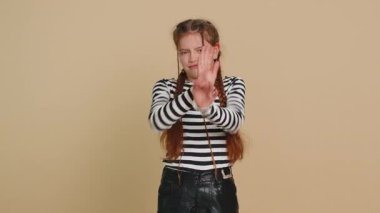 Duymak istemiyorum, dinle. Hüsrana uğramış, sinirli, genç, şirin bir kız. Kulaklarını tıkayarak hayır diyor. Hoş olmayan sesleri görmezden gelerek tavsiyelerden kaçınıyor. Çocuk yaşta, 10 yaşında.