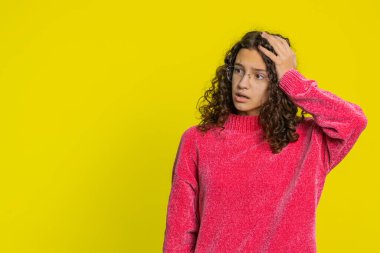 Üzgün genç Kafkasyalı kız umutsuzluk yalnızlık, sinir krizi, mağlubiyet piyango sonuçlarına şaşırma, kötü talih, şanssız haberler. Sarı arka planda izole edilmiş genç çocuk