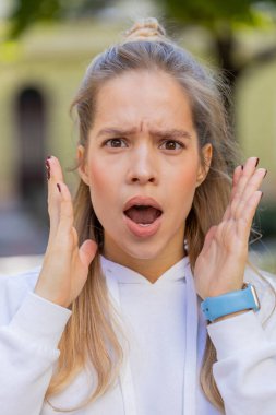 Kötü bir fikre tepki veren, kötü kalite kafa sallamaktan memnun olmayan üzgün bir kadın. Hayır, teklifi reddet, dışarıda evlenme teklifini sevme. Şehir caddesinde yakın plan beyaz kız turist.