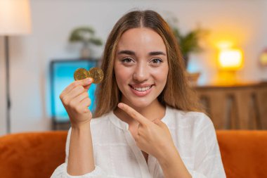 Mutlu kadının portresi iki altın BTC sikke tutuyor başarılı geliştirici programcıda. Kız borsa simsarları online ticaret operasyonlarını izledikten sonra bitcoin kazanıyor. Zenginlik artıyor. Yaşam biçimi.