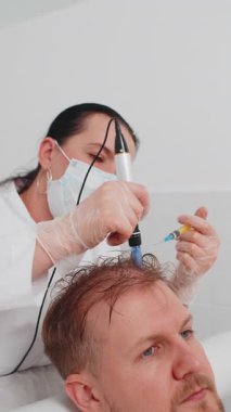 Alopecia. Erkek saçı kaybı büyüme tedavisini, dermapen mikronedling 'i, vitamin egzomları plazma serumu enjeksiyonlarını iyileştirir. Trichologist doktor kafa derisi prosedürü Kısmi mezoterapi