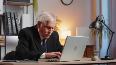 Hüsrana uğramış işadamı dizüstü bilgisayarla ilgili yazılım sorunları yaşıyor, kızgın büyükbaba sinirleniyor hata görüyor veya bilgisayar ekranında hata bildirimi yapıyor, deli çalışan virüs saldırısı ya da uygulama arızası yaşıyor