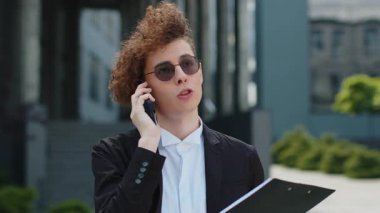 Kafkas asıllı erkek girişimci telefona cevap verir ofis yakınlarındaki telefonda konuşur sinirli sinirli adam konuşur sinirli iş adamı cep telefonu görüşmesini bitirir, iş çatışmasını dışarıda bitirir