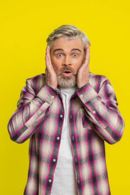 Aman Tanrım, vay canına. Heyecanlı beyaz adam şaşkınlıkla el kaldırıyor büyük gözlerle kameraya bakıyor zafer golü başarıyı kutluyor iyi haber. Sarı arka plandaki adam