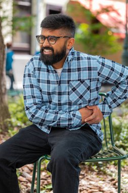 Hintli adam aniden güçlü karın ağrısı, karaciğer, mide ağrısı, açık havada mide iltihabı yaşıyor. Semptom zehirlenmesi geçiren İspanyol adam ishal hazımsızlık peptik ülser pankreatiti.