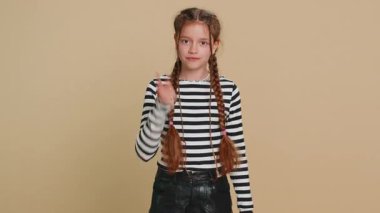 Tartışma. Hoşnutsuz, genç, sevimli liseli kız. Kızgınlık ve hoşnutsuzlukla el kol hareketi yapıyor. Bunun neden olduğunu soramadığı için azarlıyor. Bej arka planda 10 yaşında bir çocuk.