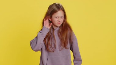 - Seni duyamıyorum. - Ne? Çocuk seni duymaya çalışıyor, kafası karışmış ve kaşlarını çatmış bir halde, daha yüksek bir ses için kolunu kulağının dibinde tutuyor ve bilgi sağırlığını duymak için tekrar etmesini istiyor. Sarı arka plandaki çocuklar