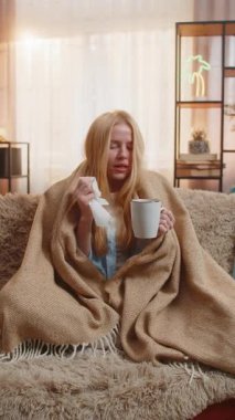 Genç bir kadın evinde battaniyenin altına saklanıyor, sıcak çayını yudumluyor ve burnunu mendille siliyor. Kanepedeki beyaz kız hafif bir hastalık evresinde rahatlık ve rahatlama arayışında soğuk semptomlara katlanıyor..