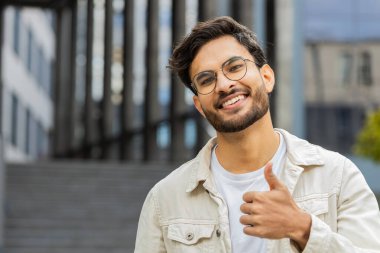 Gibi. Mutlu Hintli adam olumlu bir cevap vererek olumlu yanıt veriyor reklamlar iyi fikir geri bildirimlerini seviyor, başarı zaferini kutluyor. Şehir caddesinde duran Arap adam.