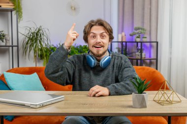 Evreka. Düşünceli, zeki, ilham verici, beyaz bir adam parmağını kaldırır yaratıcı bir plan yapar. Evde ilham verici bir soru sorulunca heyecanlanır. Adam masada oturuyor.