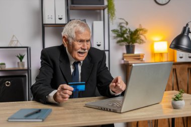 Kafkasyalı kızgın, yaşlı işadamı akıllı telefon engelli kredi kartıyla online alışveriş yapmaya çalışıyor. Kızgın büyükbaba satın alma, banka reddetme sorun ödeme başarısız denge.