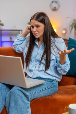 Sinirli, genç, beyaz bir kadının bilgisayarlı web kamerası kullanarak kanepe ya da erkek arkadaşından memnun olmayan bir arkadaş ya da erkek arkadaş hakkında konuştuğunu ve sorunlu, konuşkan, sorunlu çatışma stresi tartışmasını çözdüğünü vurguladım. Yaşam Tarzları