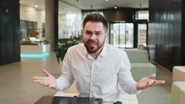 - Ne? - Neden? Öfkeli Kafkasyalı işadamı öfkeli bir ifadeyle el kaldırıyor, başarısızlık nedenini soruyor, sorunlardan kuşkulandığını gösteriyor. Genç sakallı adam modern ofis lobisinde oturuyor.