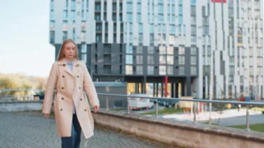 Korkak, dakik olmak için endişelenen olgun bir iş kadını nöbetteki anksiyete kontrolü süresi, işe geç kalma ya da nakil, gecikme, dışarıda son teslim tarihi. Şehir merkezinde yürüyen bir kız..