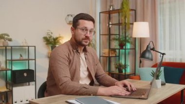 Ben de seni seviyorum. Kafkasyalı genç işadamı aşkın sembolünü yapar, kameraya kalp işaretini gösterir, romantik duygularını ifade eder, ev işlerinde samimi olumlu duygularını ifade eder. Sadaka, minnettarlık, bağış..