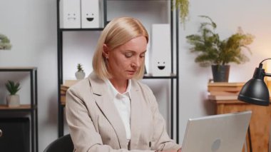 Olgun bir iş kadını, ofisteki işini bitirdikten sonra bilgisayarını kapatıp masasına oturur. Beyaz tenli serbest çalışan ev masasında uzaktan kumandalı bir iş yapıyor. Defter bilgisayarında e-öğrenme, internette gezinme.