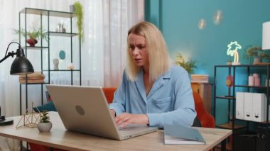 Hüsrana uğramış beyaz kadın dizüstü bilgisayarla ilgili yazılım sorunları yaşıyor. Sinirli kız hata görüyor veya bilgisayar ekranında hata bildirimi yapıyor deli çalışan virüs saldırısı ya da uygulama arızası yaşıyor.