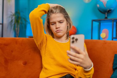 Beyaz çocuk evde akıllı telefondan online oyun oynarken kaybediyor. Kanepede otururken üzgün dalgalar umutsuzluğa yol açar. Yoğun oyunda yenilgi üstüne hüsran ve hayal kırıklığını gösterir.