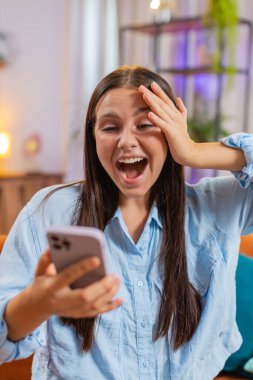 Şaşırmış bir kadın cep telefonu daktilo kullanarak 