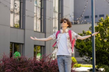 Sakin ol, sakin ol. Kafkasyalı genç adam meditasyon yapıyor, derin derin nefes alıyor, dua eden gözler kapalı, konsantre düşünceler, dışarıda huzurlu bir zihin. Şehir caddesinde mola veren bir adam..