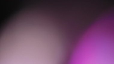 Çok renkli ışık siyah arkaplanda görüntü sızdırıyor. Stüdyoda gaz kaçağı geçişleri engelliyor. Doğal ışıklandırma ışınları kristal efekti. Görüntü üzerine birleştirme, görüntü biçimlendirme