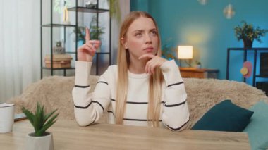 Düşünceli, konsantre bir kadın, çenesini tutarken derin derin düşünerek evde oturur. Kız düşünceli bir şekilde bir kenara bakıyor, endişelerini dile getiriyor, çözüm üzerinde kafa yoruyor, karar verme sürecinden şüphe ediyor.