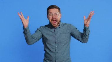 Aman Tanrım, vay canına. Heyecanlı kazanan adam şaşkınlıkla el kaldırıyor kameraya büyük gözlerle bakıyor başarıyı kutlayan zaferin şokuyla iyi haberleri kutluyor. Mavi arka plandaki adam